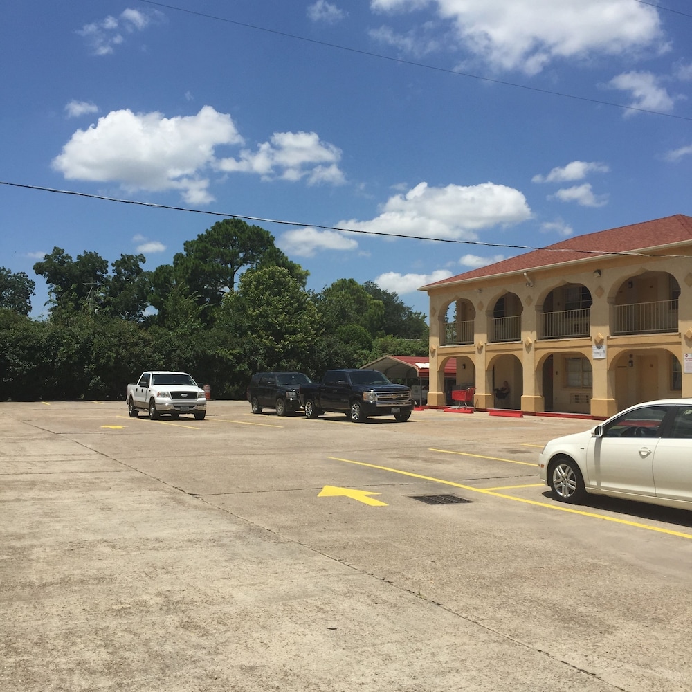 Guest Inn & Suites - photo 28