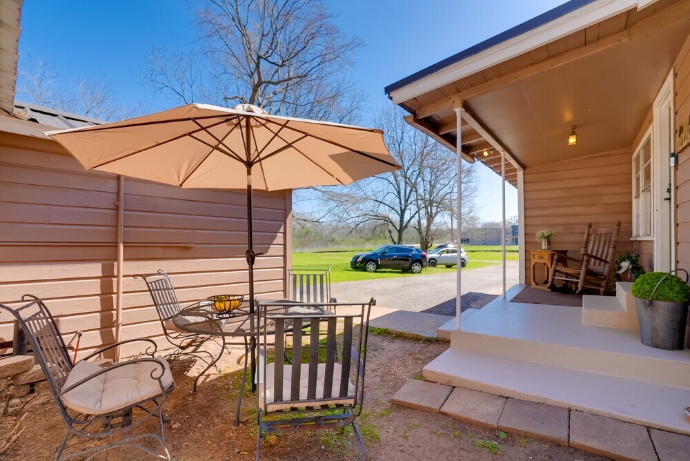 Rusk Retreat w Fire Pit Grill & Countryside View — hotel in Rusk