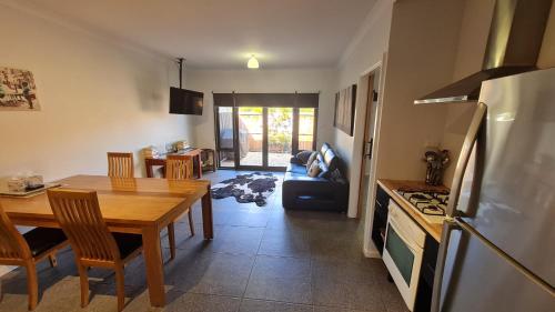 Red Ochre Large Apartment with Private Courtyard — Port Pirie — photo 2