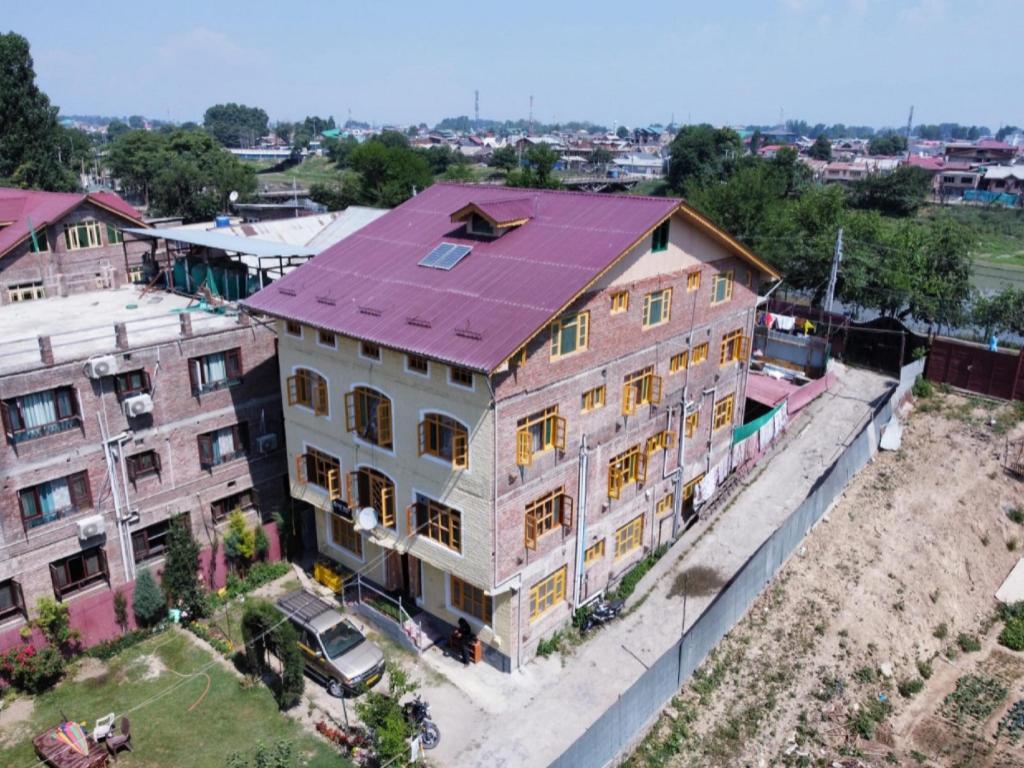 Goroomgo The Shafeeq Srinagar - last minute hotel in Srinagar