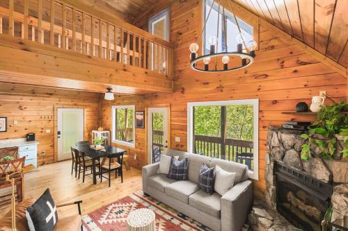 Mountain Retreat HotTub Pool PingPong Fireplace — 4-Star Luxury Hotel in Sevierville, United States