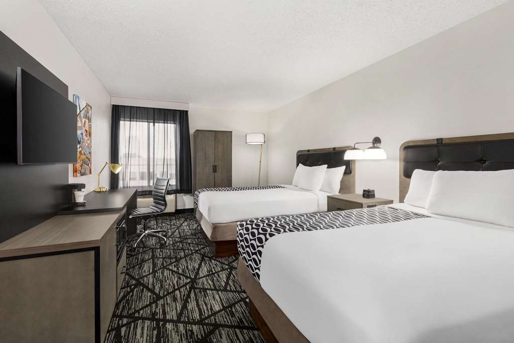 La Quinta Inn & Suites by Wyndham Cleveland Airport West - photo 15