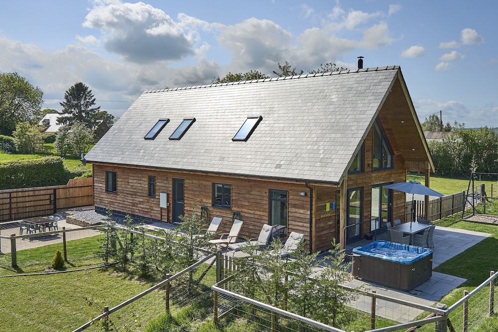 Holly Lodge — 4-Star Luxury Hotel in Welshpool, United Kingdom
