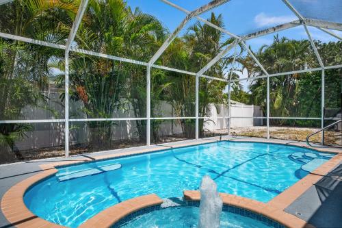 Bloom Lagoon Tropical home with heated pool and grill Pet Friendly — 4-Star Luxury Hotel in Bradenton, United States