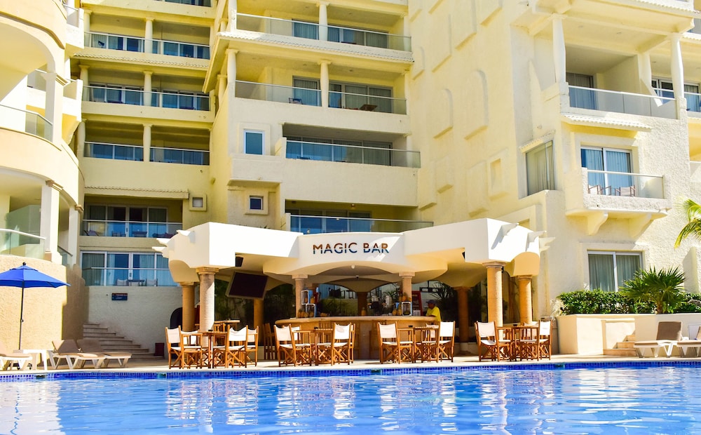 Poolside bar