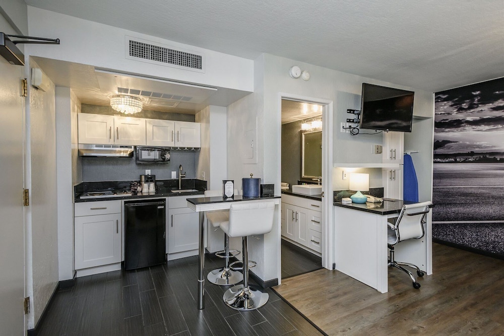 Lions Gate Hotel - photo 16
