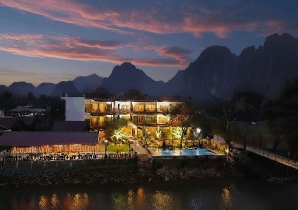 Intimate Riverside Resort - carbon neutral hotel in Vangviang