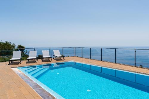 Valley View Villa with heated pool and sauna — 4-Star Luxury Hotel in Arco Da Calheta, Portugal