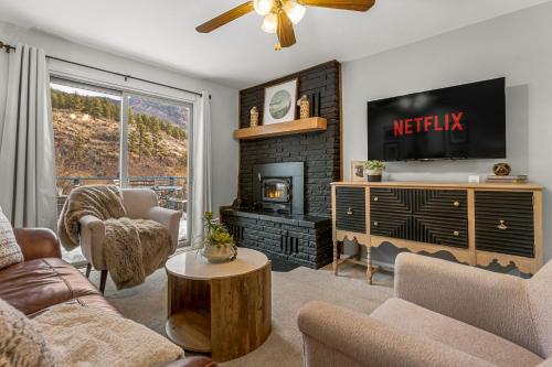 Cozy Riverfront Cabin w fireplace & deck — 4-Star Luxury Hotel in Shawnee, United States