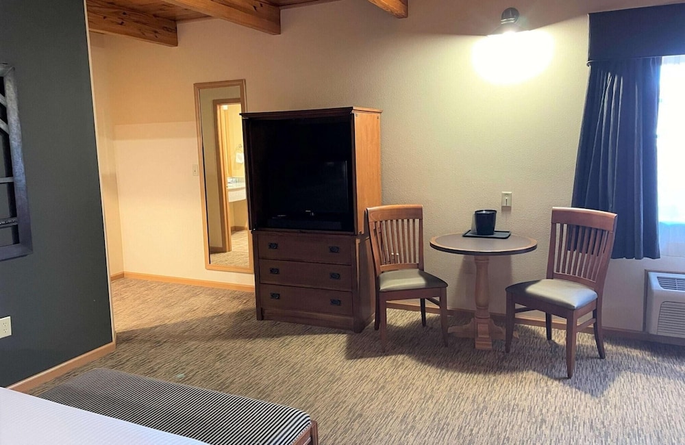 Crossroads Hotel and Event Center - photo 8