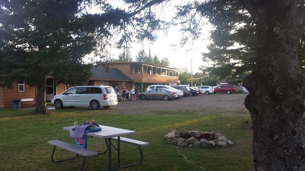 Bear Paw Inn - photo 15