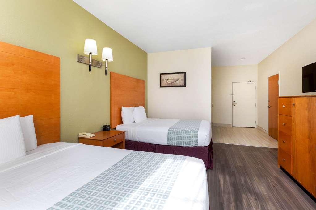 La Quinta Inn & Suites by Wyndham Tulare - photo 25