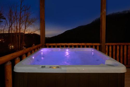 Otter Springs: Indoor Pool Theater Views — 4-Star Luxury Hotel in Sevierville, United States