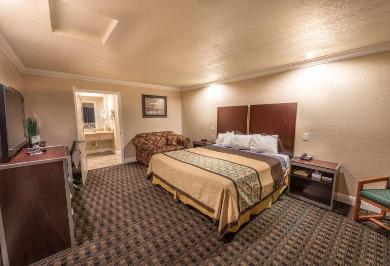 Edgewater Inn Reedley - photo 19