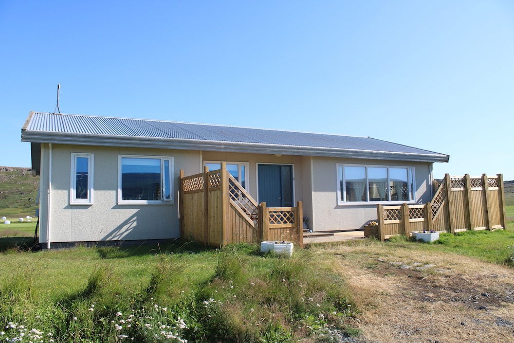 Stóri Bakki Guesthouse with hot tub