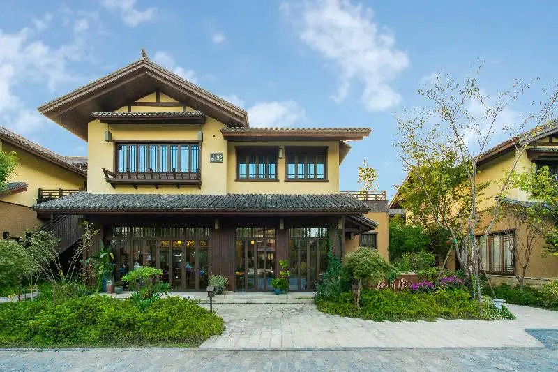Blossom Hill Yuejingzhuang Hotel — 4-Star Luxury Hotel in Jiaxing, People's Republic of China