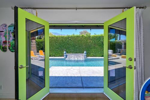 Pineapple Splash Complete Privacy Salt Pool - last minute hotel in Palm Springs