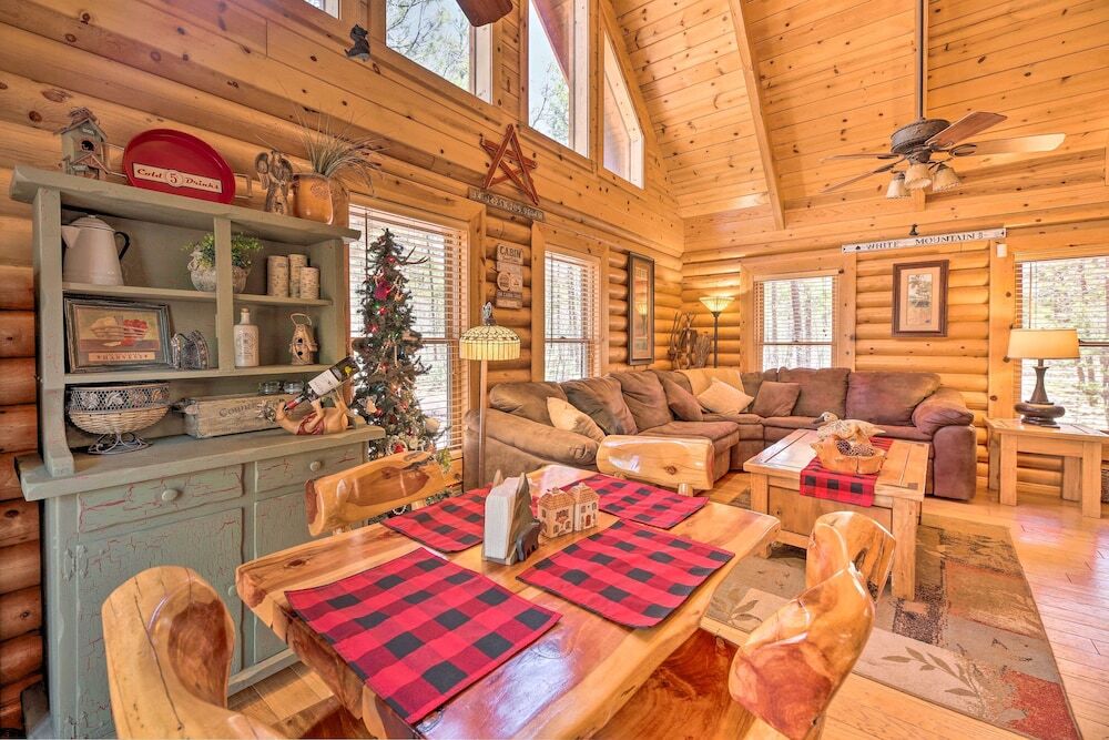 2 Acre Cabin in Pinetop Lakeside with Fenced Yard — 4-Star Luxury Hotel in Pinetop-Lakeside, United States