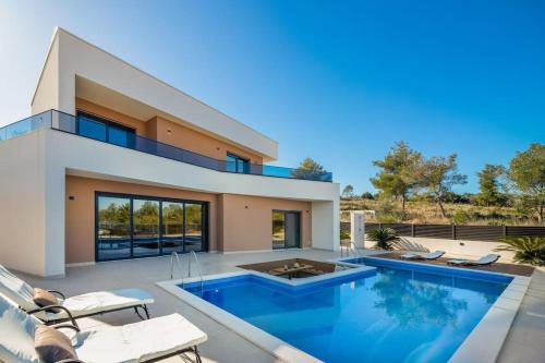 Villa Golden Ananas 45 m2 headet pool seaview — 4-Star Luxury Hotel in Sutivan, Croatia