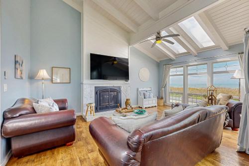 Oceanfront Home Beach access Guest House Hot Tub — 4-Star Luxury Hotel in Fort Bragg, United States