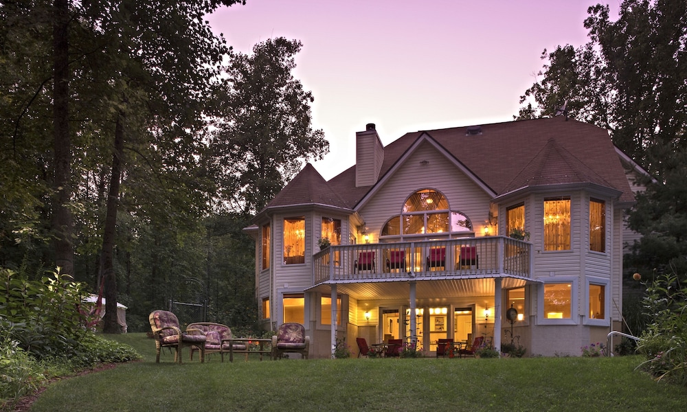 Cherry Valley Manor Luxury Bed and Breakfast — 4-Star Luxury Hotel in Stroudsburg, United States