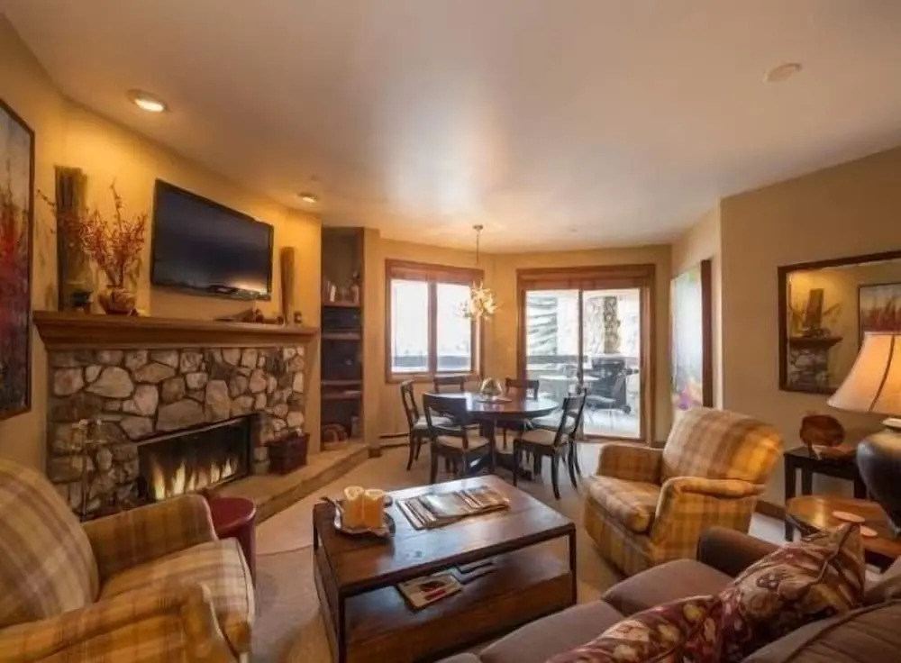 Strawberry Park Luxurious Condos Directly on the Slopes Next to Chairlift condo — 4-Star Luxury Hotel in Beavercreek, United States