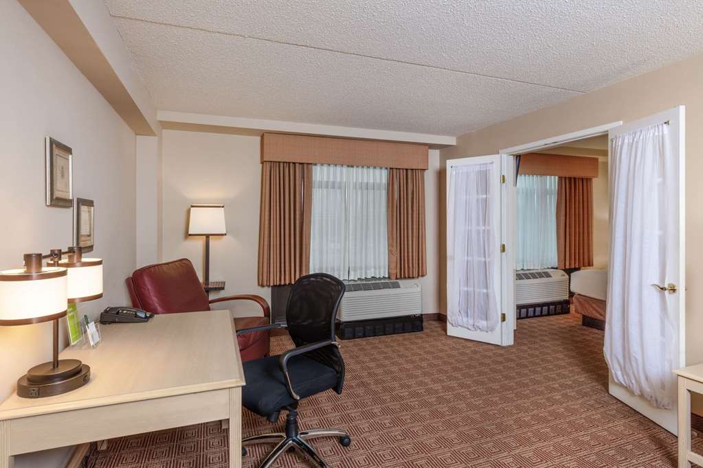 La Quinta Inn & Suites by Wyndham Garden City - photo 50