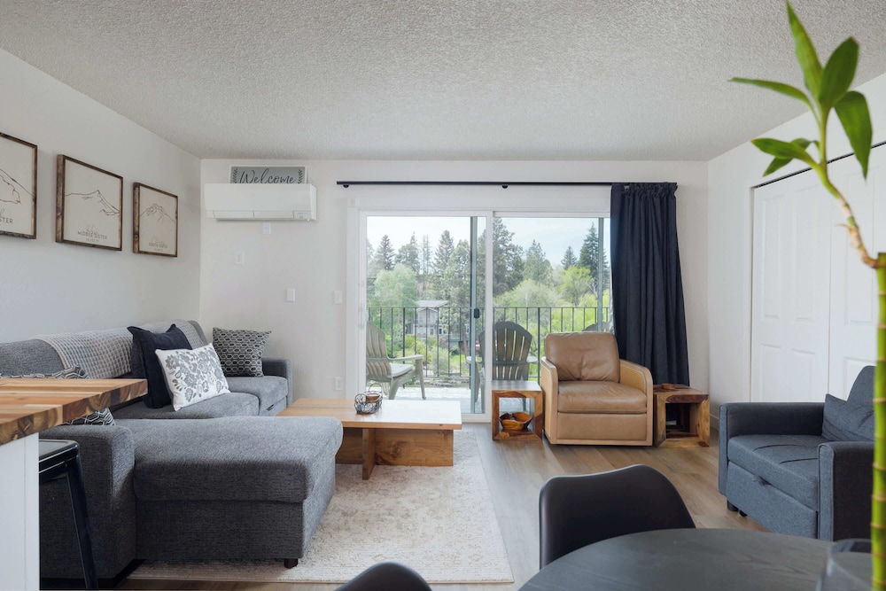 At the River Beautiful Stay Amazing River View in Bend, United States