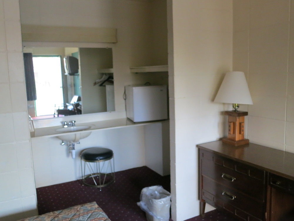 Hamilton Holiday Motel - photo 10