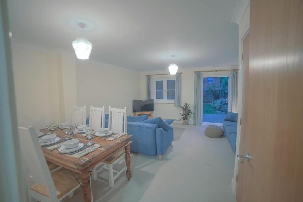 Redhill Sleeps9 Parking 17minsLGW30 to London — hotel in Redhill