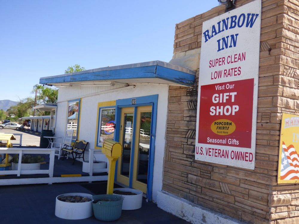 Rainbow Inn & Cottages — hotel in Carrizozo