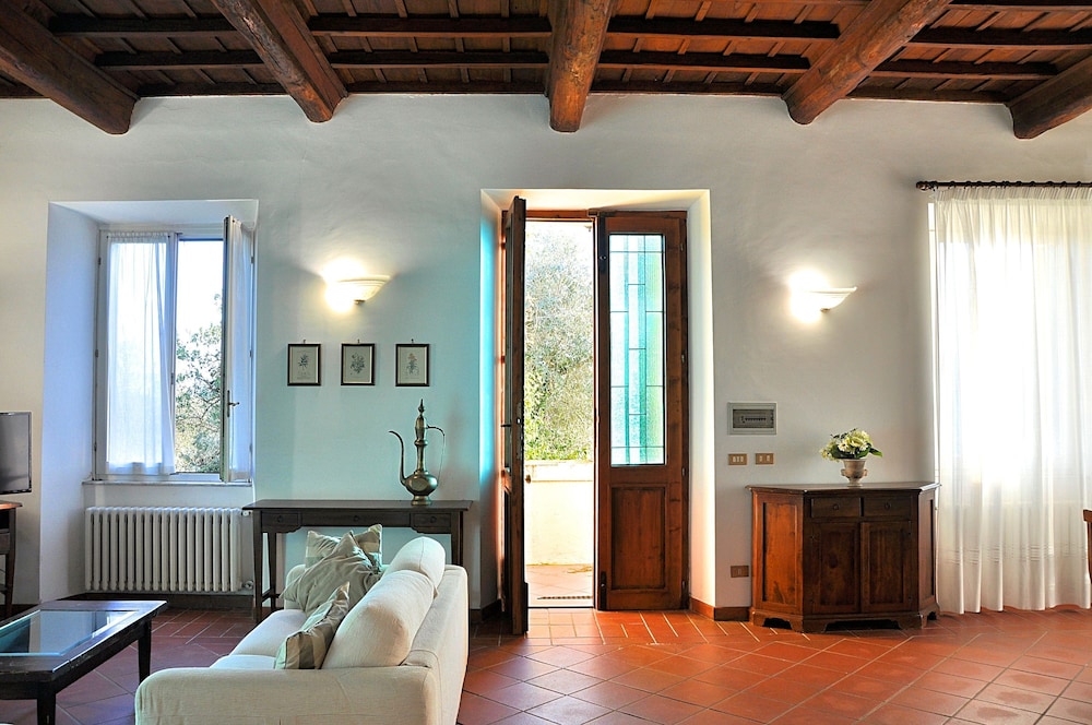 Villa Montecasciano 8 Sleeps Private Garden — 4-Star Luxury Hotel in Capranica, Italy