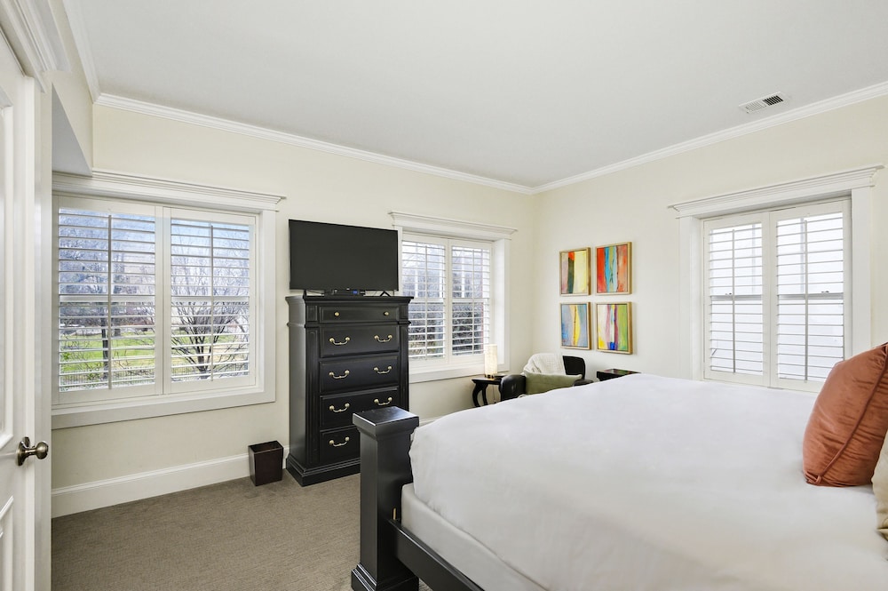 Oak Street Mansion - photo 6