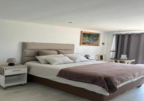 Modern Studio with Pool 5 mins from Beach