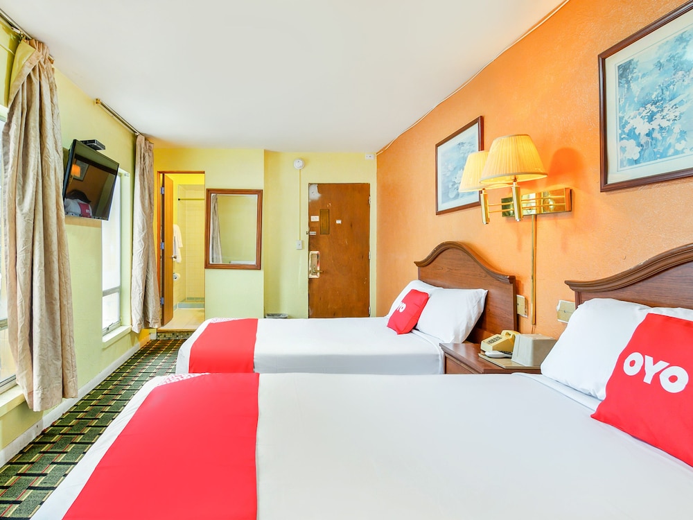 OYO Hotel Downtown Peoria I 74 - photo 14