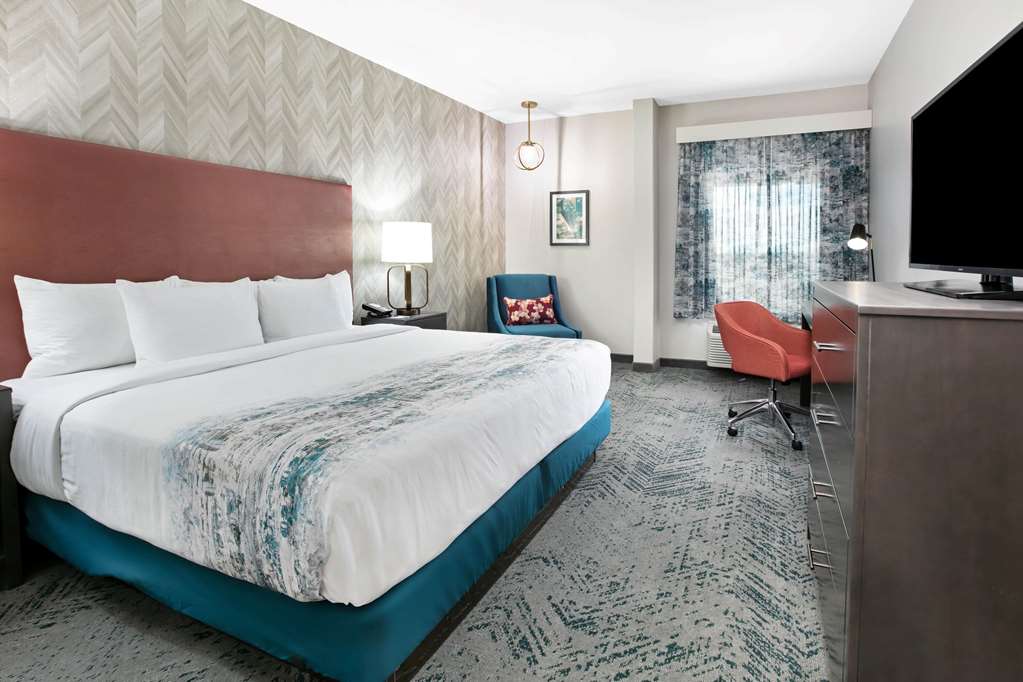 La Quinta Inn & Suites by Wyndham DFW West Glade Parks - photo 15
