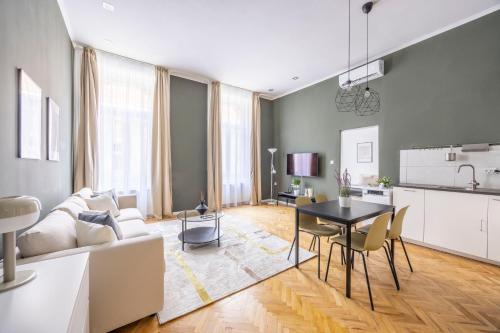 Charming & Cozy Central Elizabeth Apartment — 4-Star Luxury Hotel in Budapest, Hungary