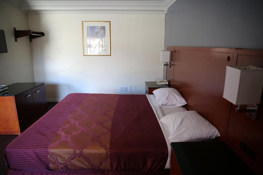 Chateau Inn and Suites - photo 20