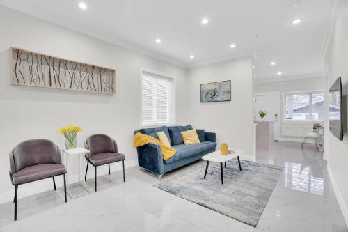 Family Friendly 3 Bed House Private Backyard Central Location — 4-Star Luxury Hotel in Vancouver, Canada