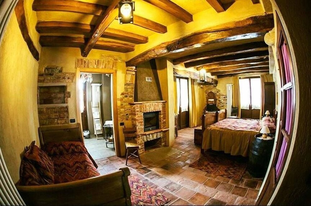 La Via' — hotel in Cavour