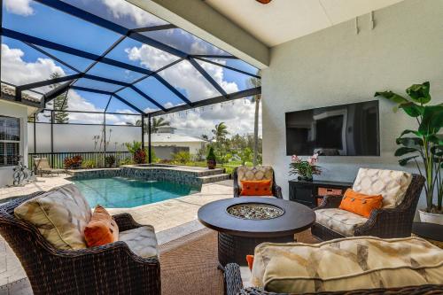 Luxe Bayfront Sarasota Home Rental Pool Lanai — 4-Star Luxury Hotel in Sarasota, United States