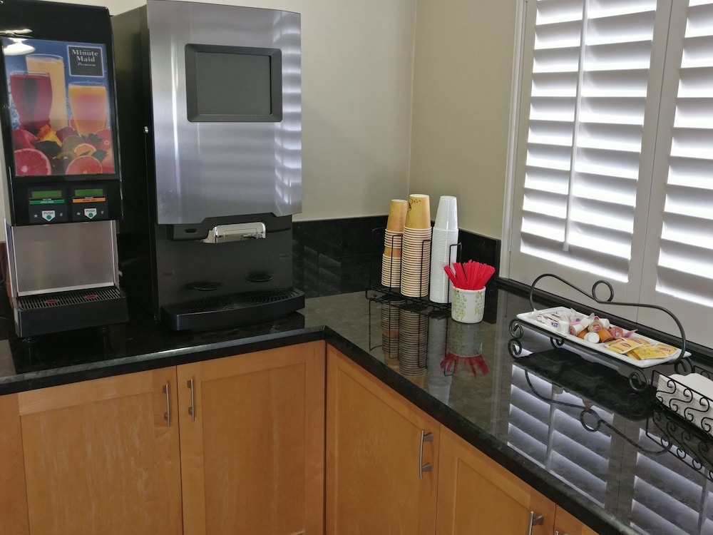 Burbank Inn and Suites - photo 16