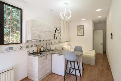 Modern 1br Apt Near Rustaveli by Wehost