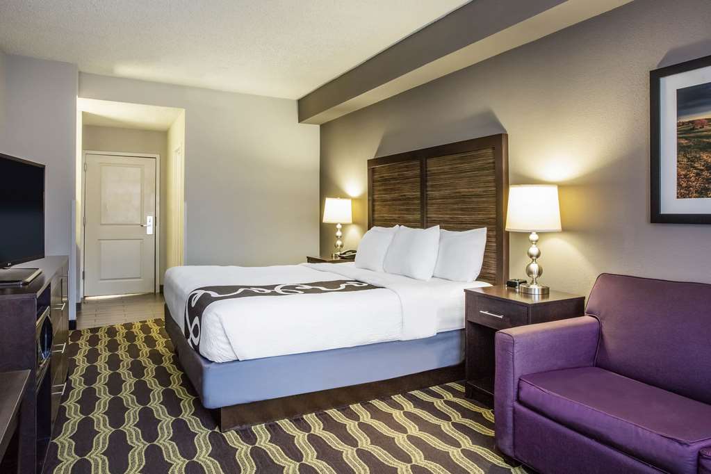 La Quinta Inn & Suites by Wyndham Lynchburg at Liberty Univ. - photo 36