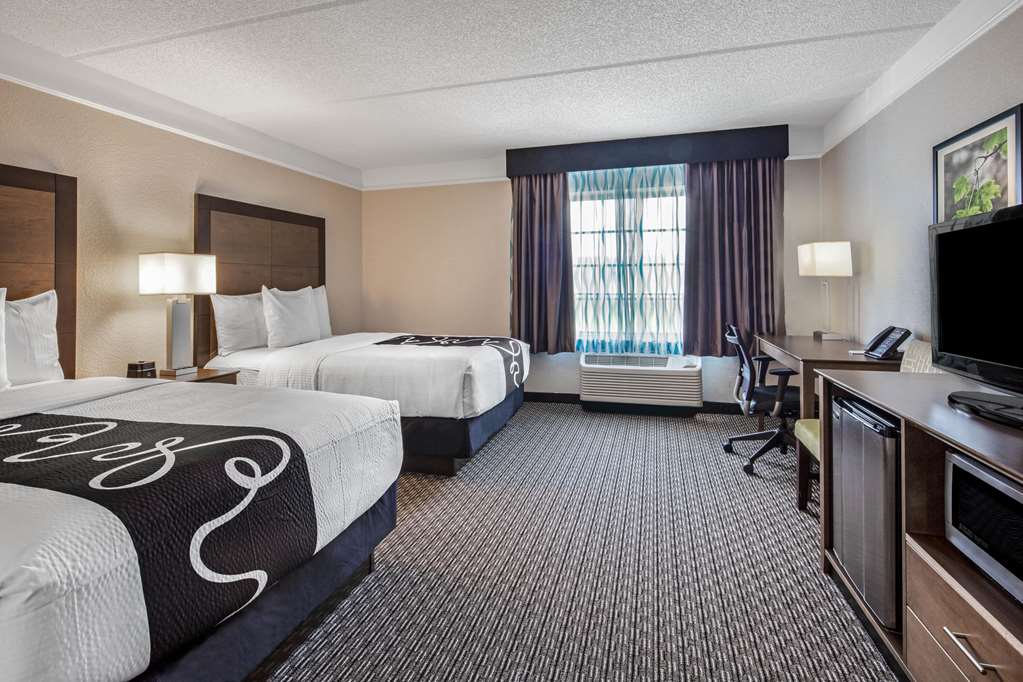 La Quinta Inn & Suites by Wyndham Miami Airport West - photo 14
