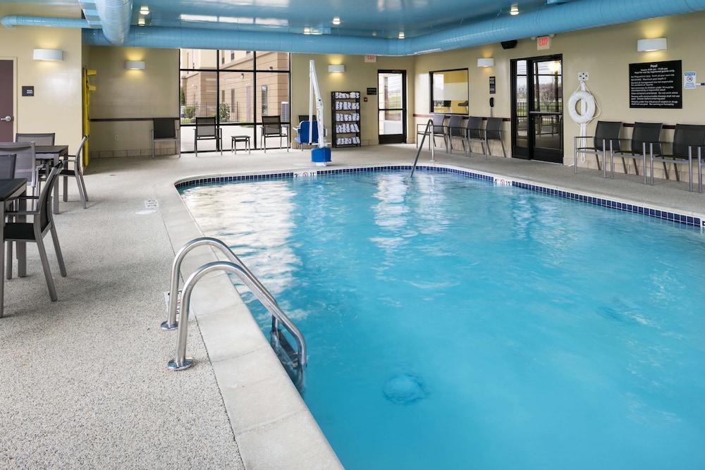 Hampton Inn & Suites Toledo Perrysburg - photo 37