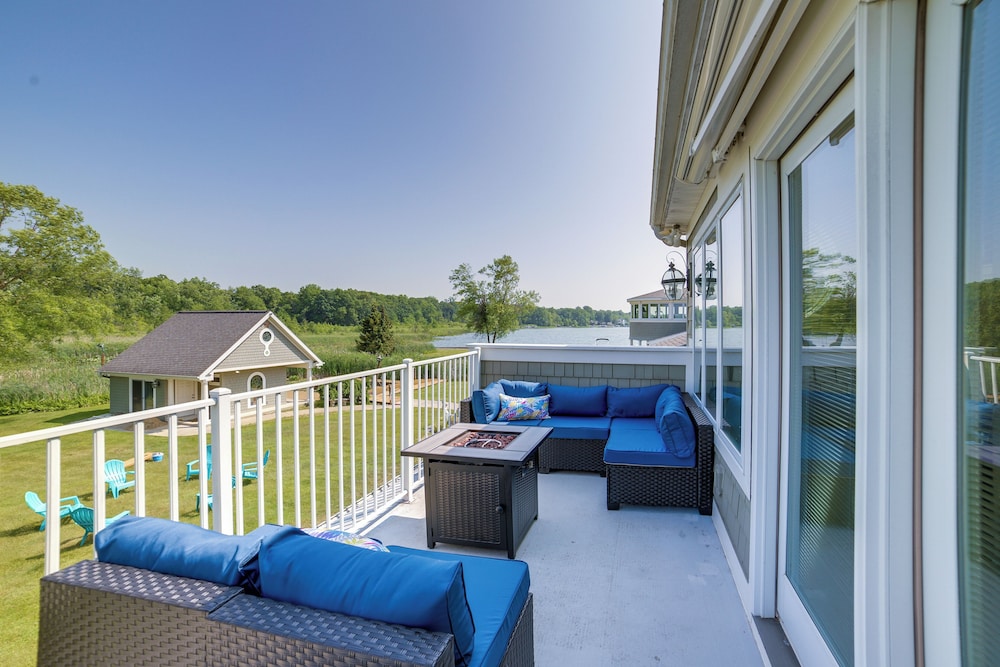 Jackson Lakefront Getaway with Balcony Dock Access in Jackson, United States