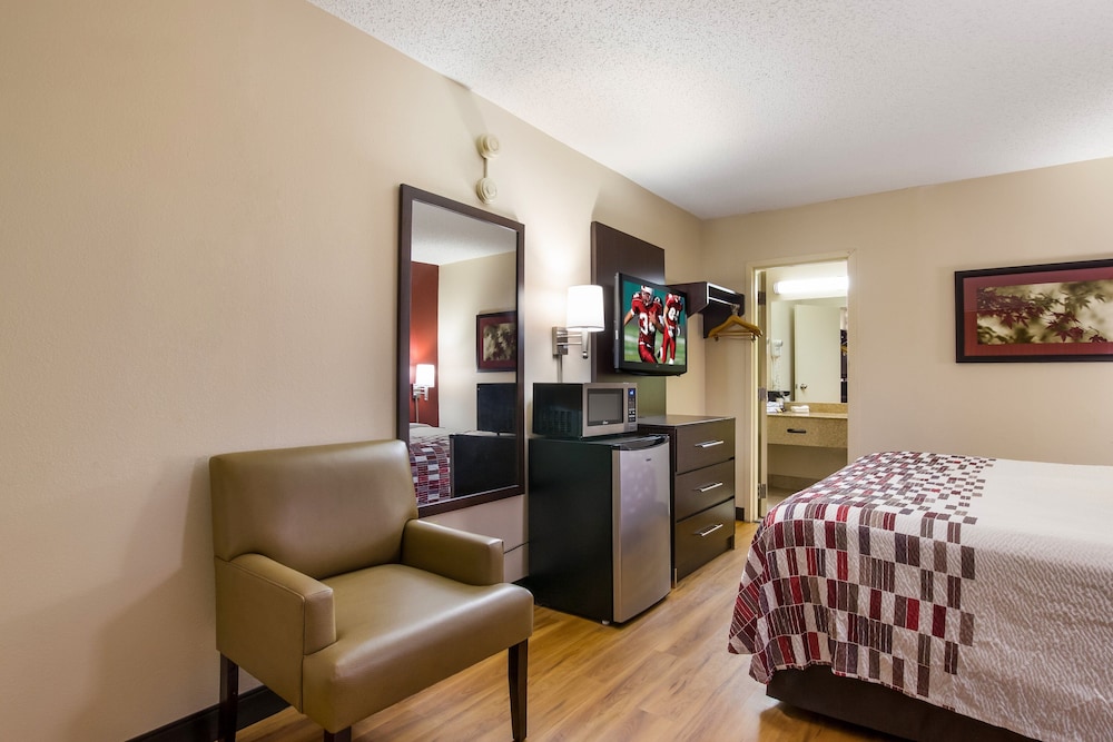 Red Roof Inn Shelbyville - photo 10