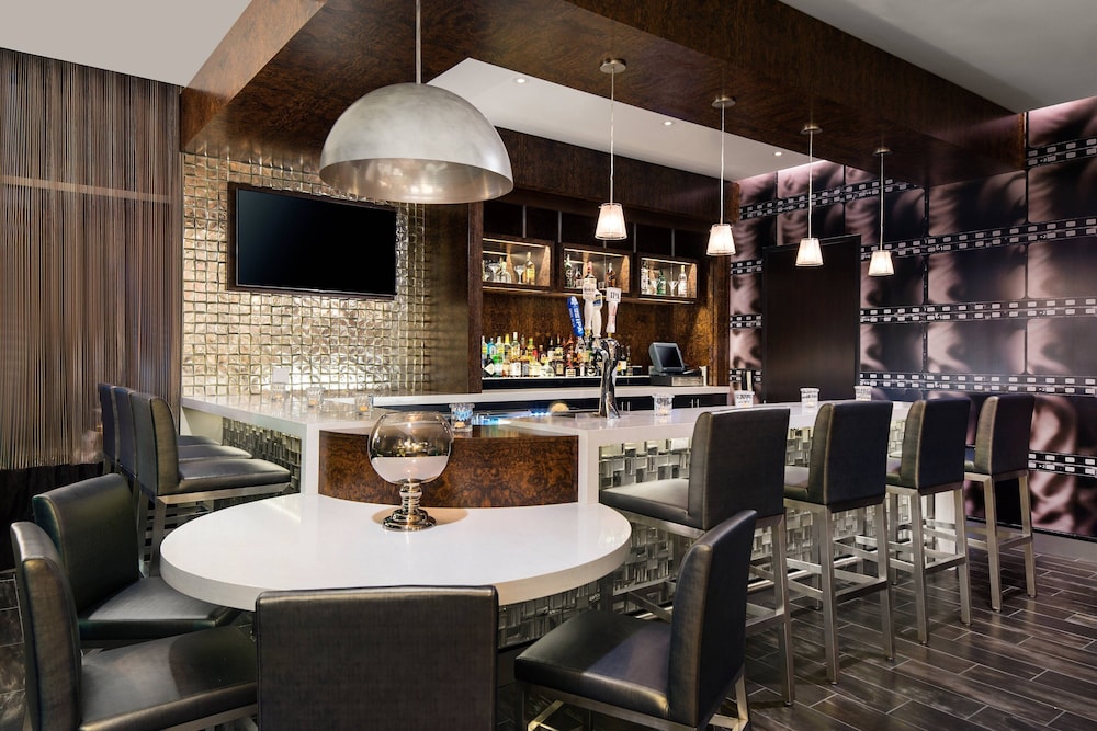 SpringHill Suites Los Angeles Burbank Downtown - photo 2