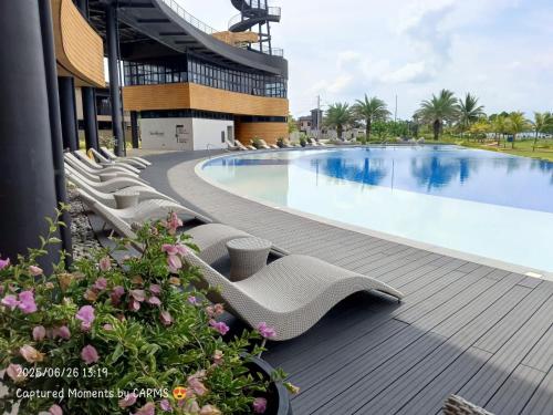 Beach Hive Seafront Villa in San Juan Batangas Direct beachfront access 8 mins walk — 4-Star Luxury Hotel in Batangas, Philippines
